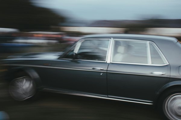 Essential tips for safely traveling with pets: keep your focus on the road